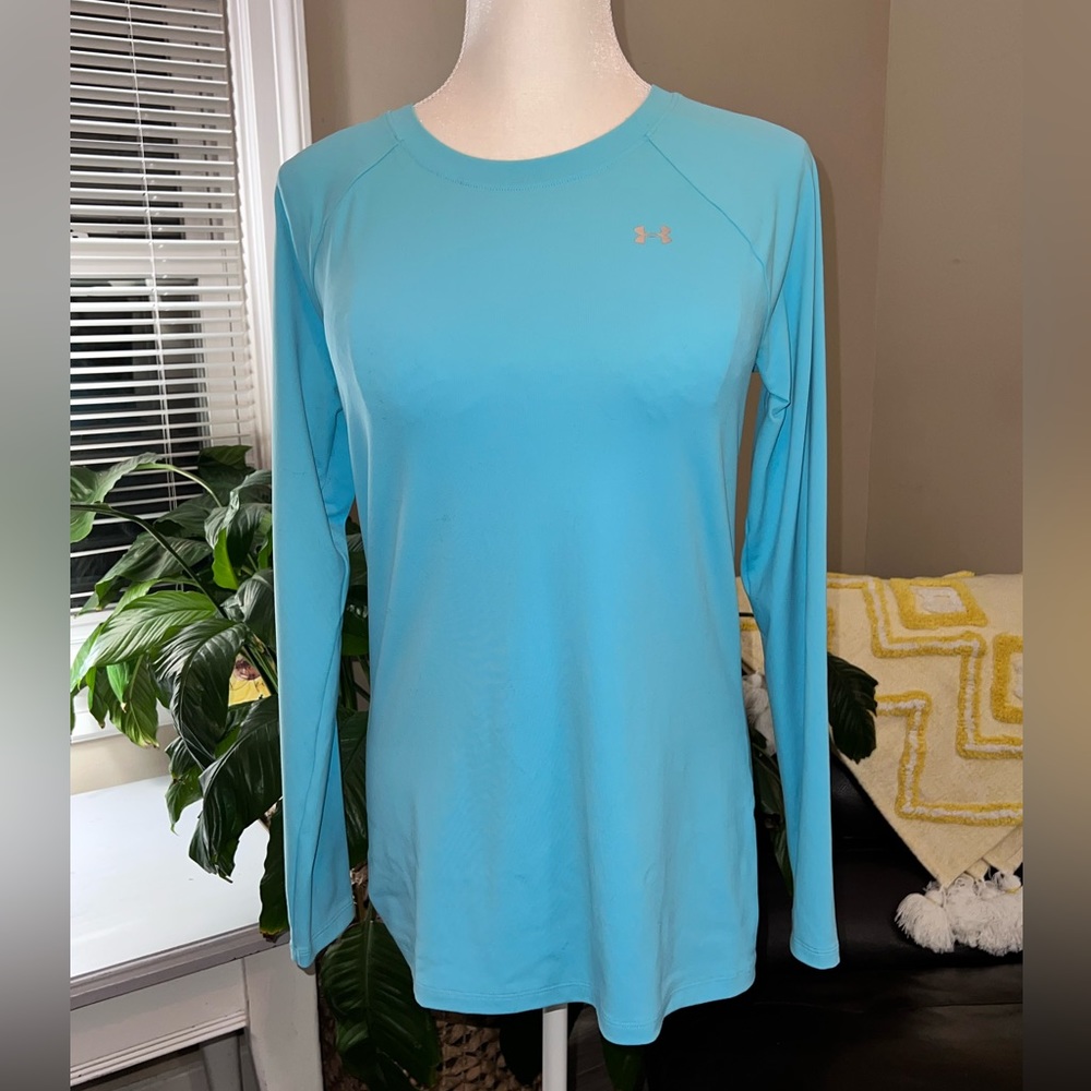 Under Armour Heat Gear long sleeve fitted shirt. Medium cute cut out back